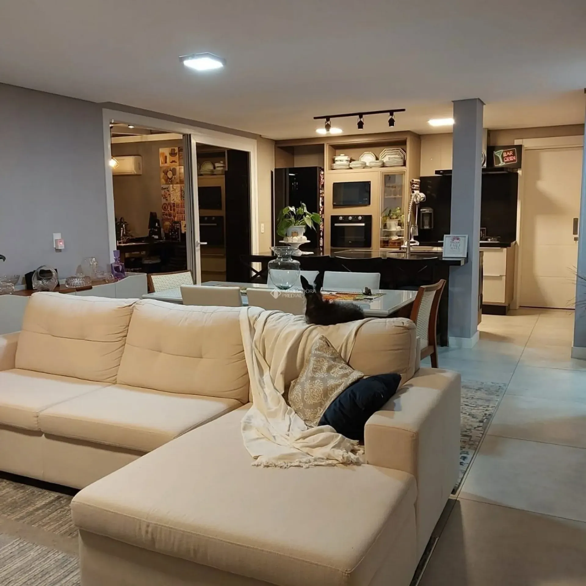 Casa mobiliada de 360 m² com 3 dormitórios e suíte