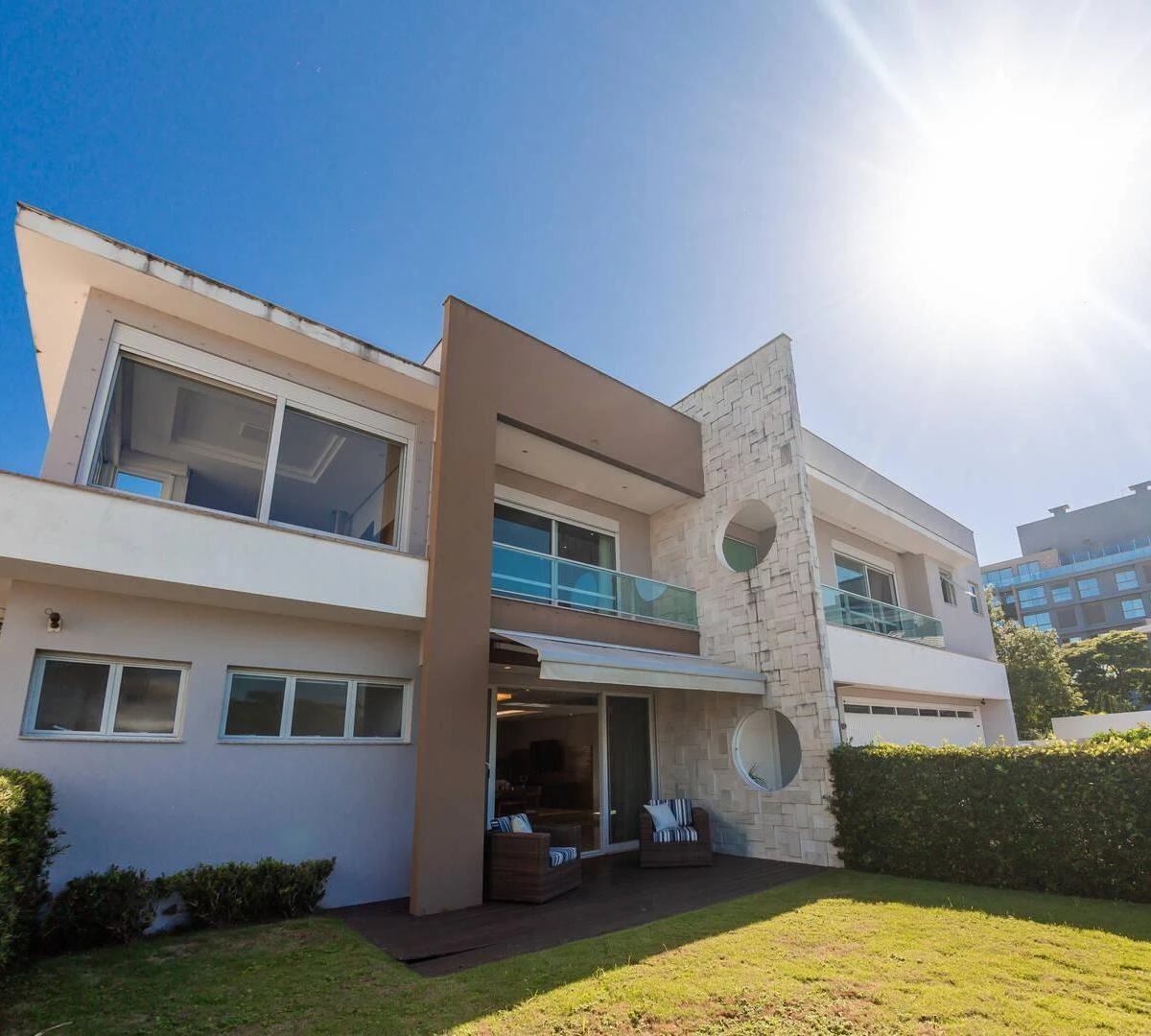 5-bedroom house with a glass-enclosed balcony — photo 12