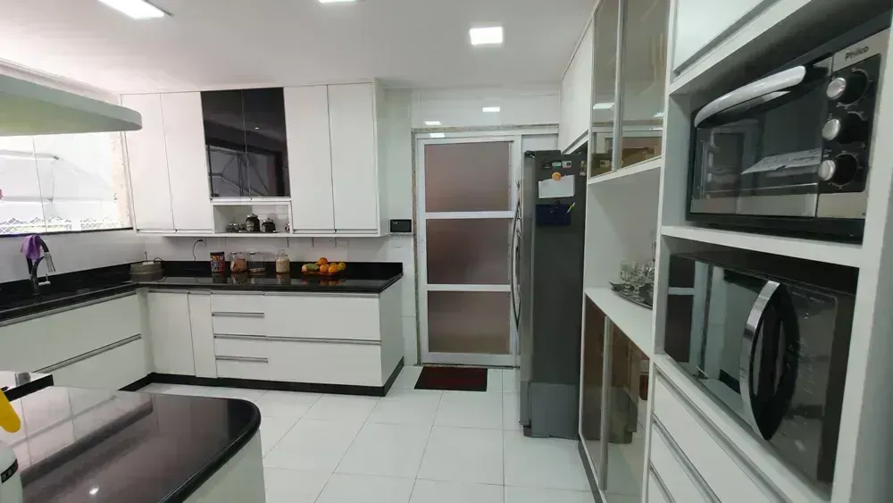 650 m² house with 6 en-suite bedrooms and 4 parking spots — photo 20