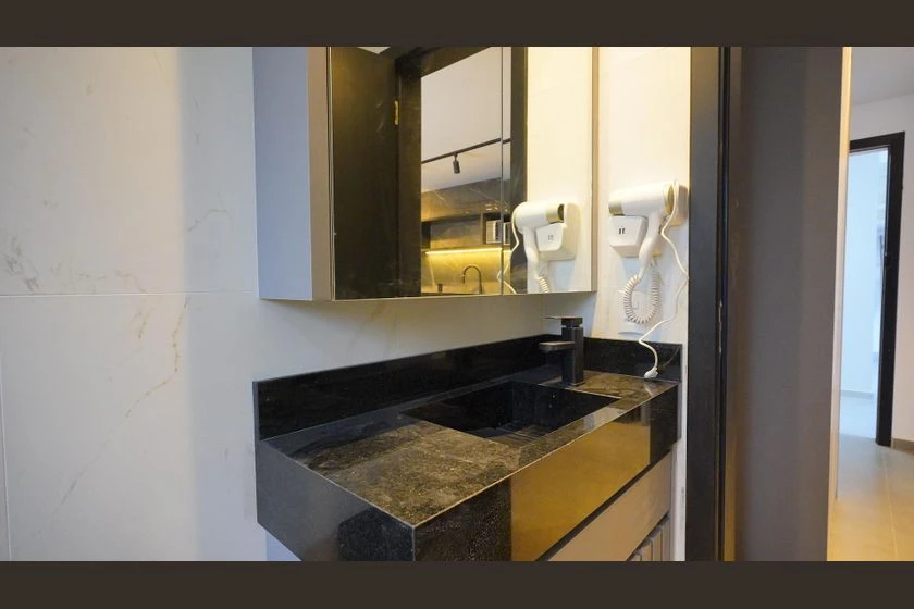 Studio mobiliado com mesa de trabalho e jardim privativo — photo 12