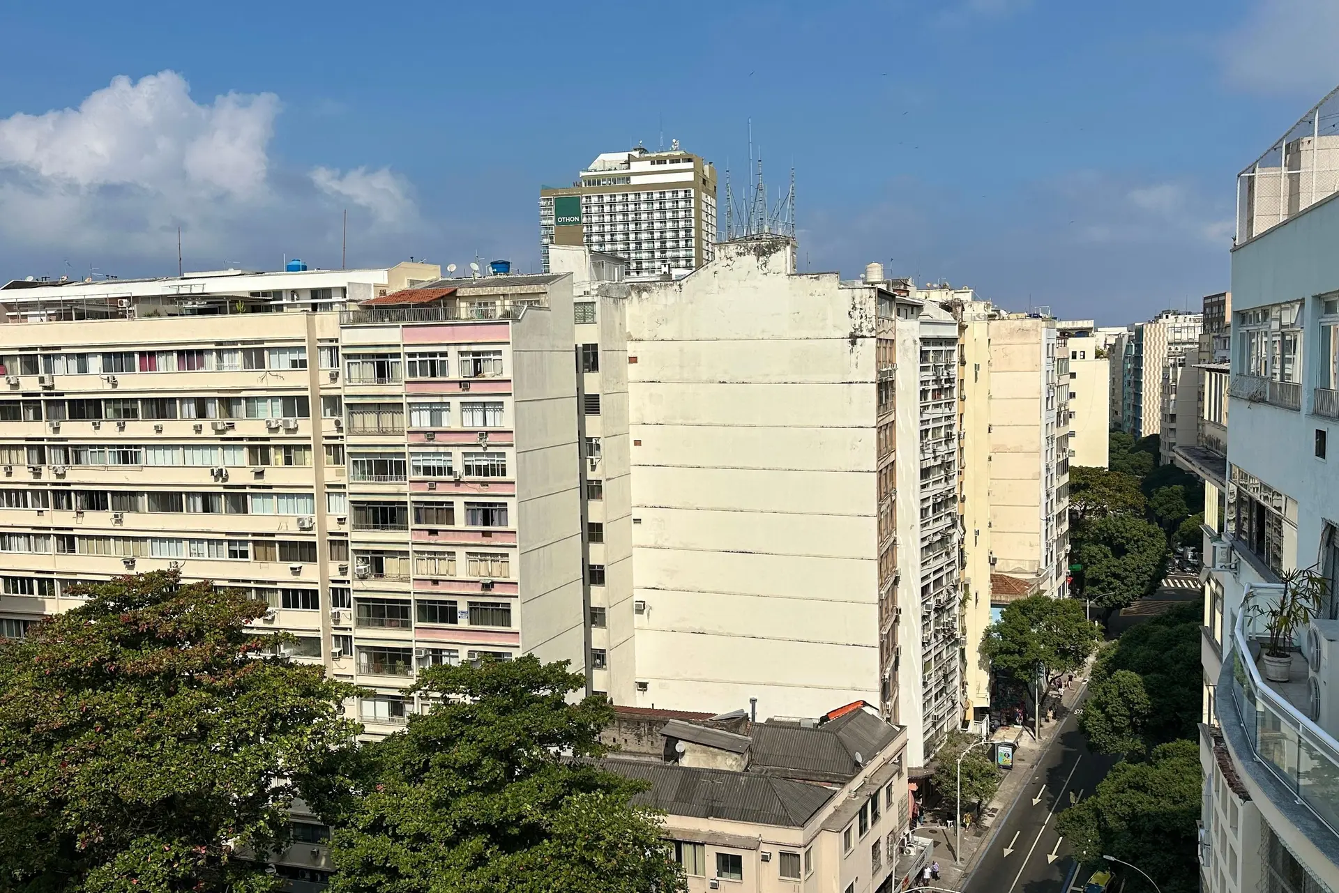 2-bedroom apartment with a grill on the balcony — photo 25