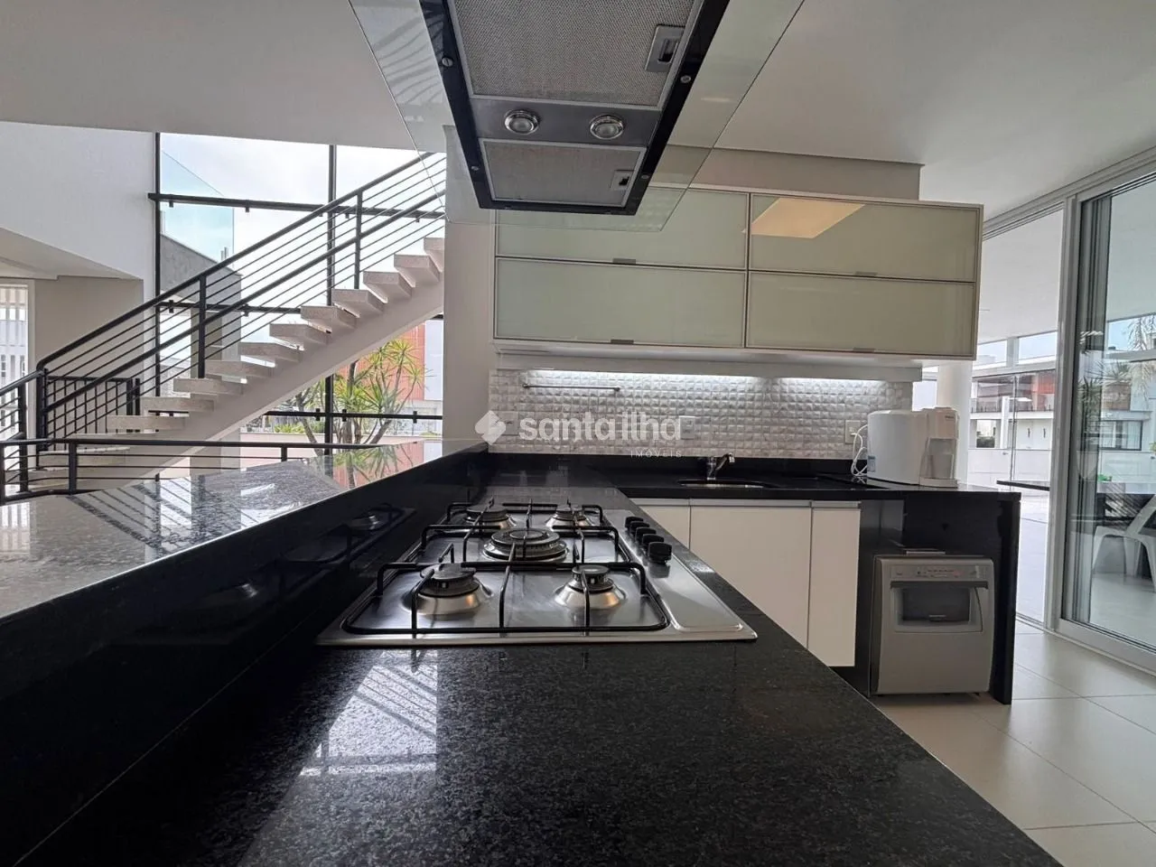 5-bedroom house with a water view — photo 5