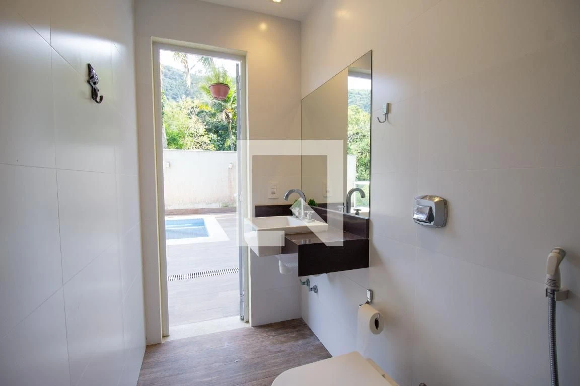 4-bedroom house with a bathtub in Rio de Janeiro — photo 29