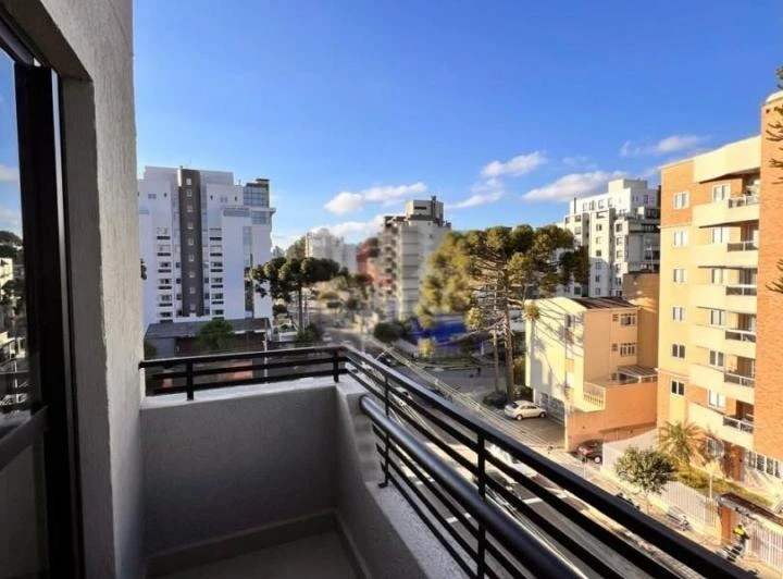 1-bedroom apartment with balcony and separate kitchen