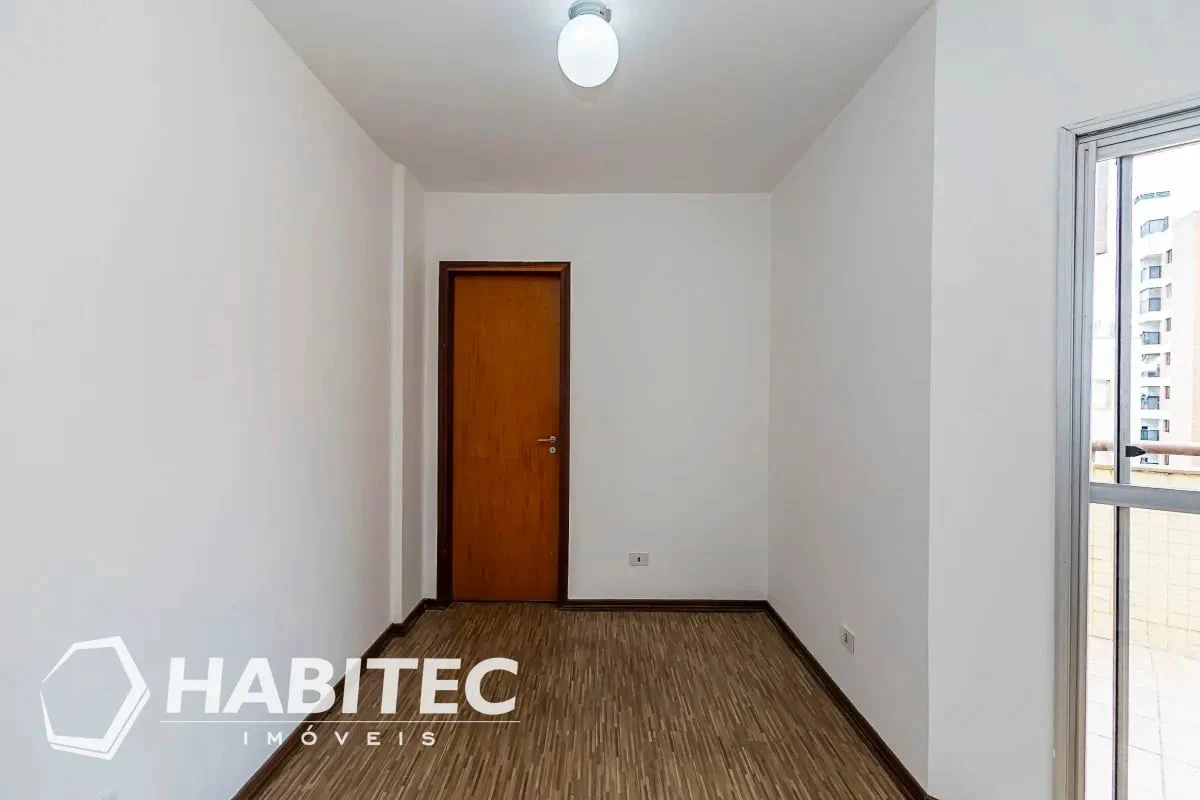 Wood or laminate floors in a 3-bedroom apartment, 102 m² — photo 24