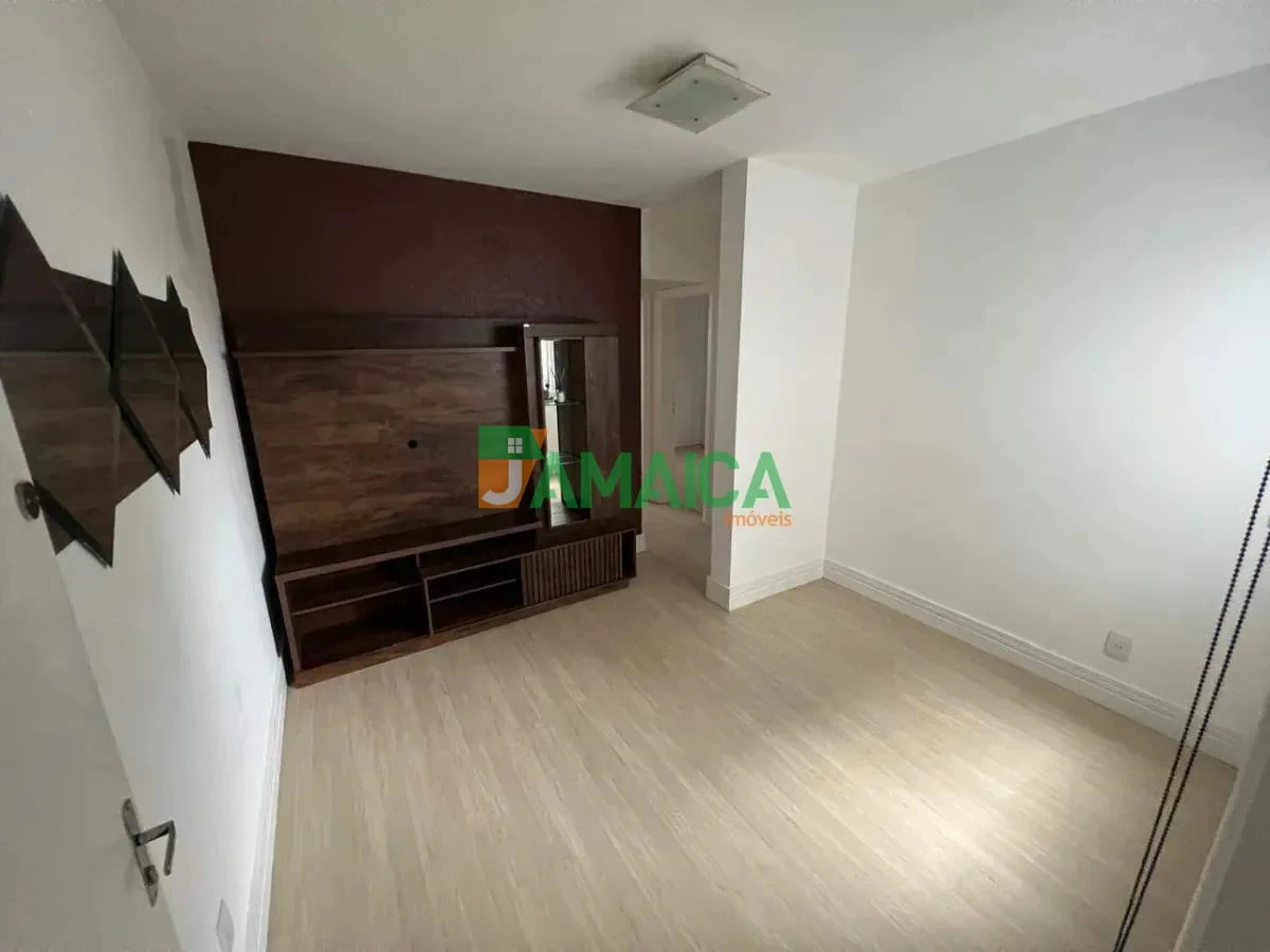 Apartamento de 2 quartos com piso de madeira ou laminado