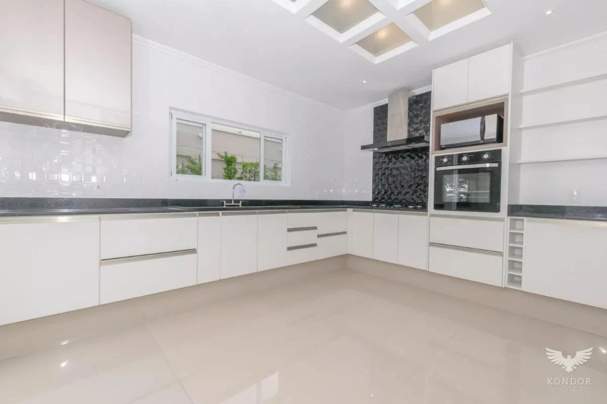 4-bedroom house with a grill on the balcony in Curitiba