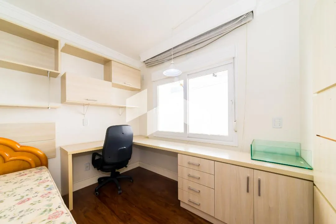 431 m² house with 4 en-suite bedrooms and 6 parking — photo 46
