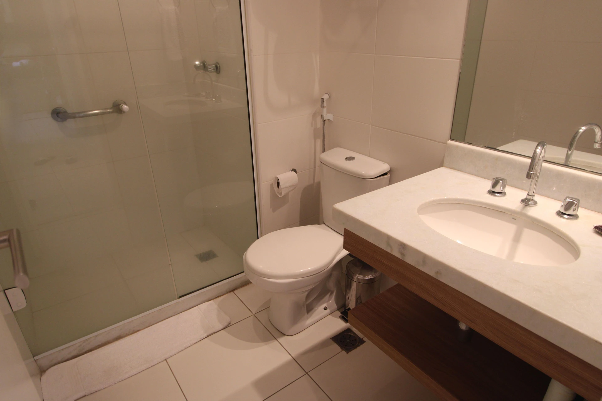 Furnished studio with 1 bedroom and open-plan kitchen — photo 17