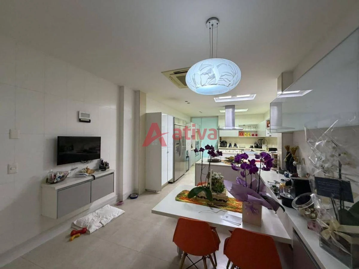 4-bedroom apartment with a glass-enclosed balcony — photo 18