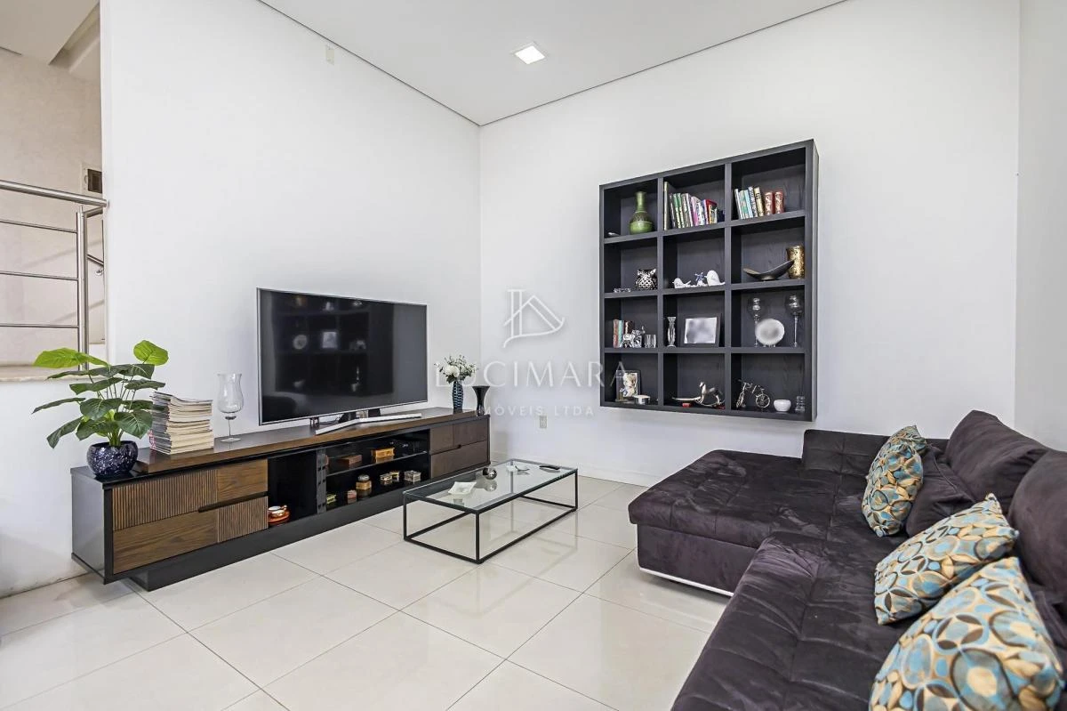 Bathtub in a 4-bedroom house, 400 m² — photo 11