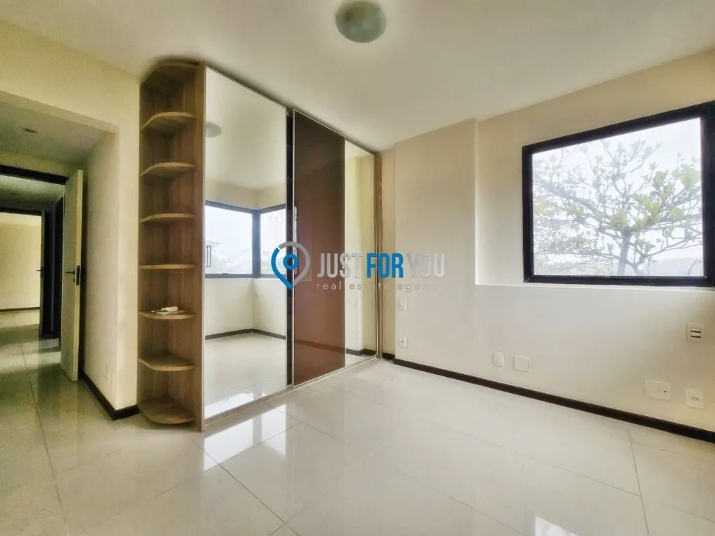 Apartamento com 3 dormitórios e varanda fechada de vidro — photo 41