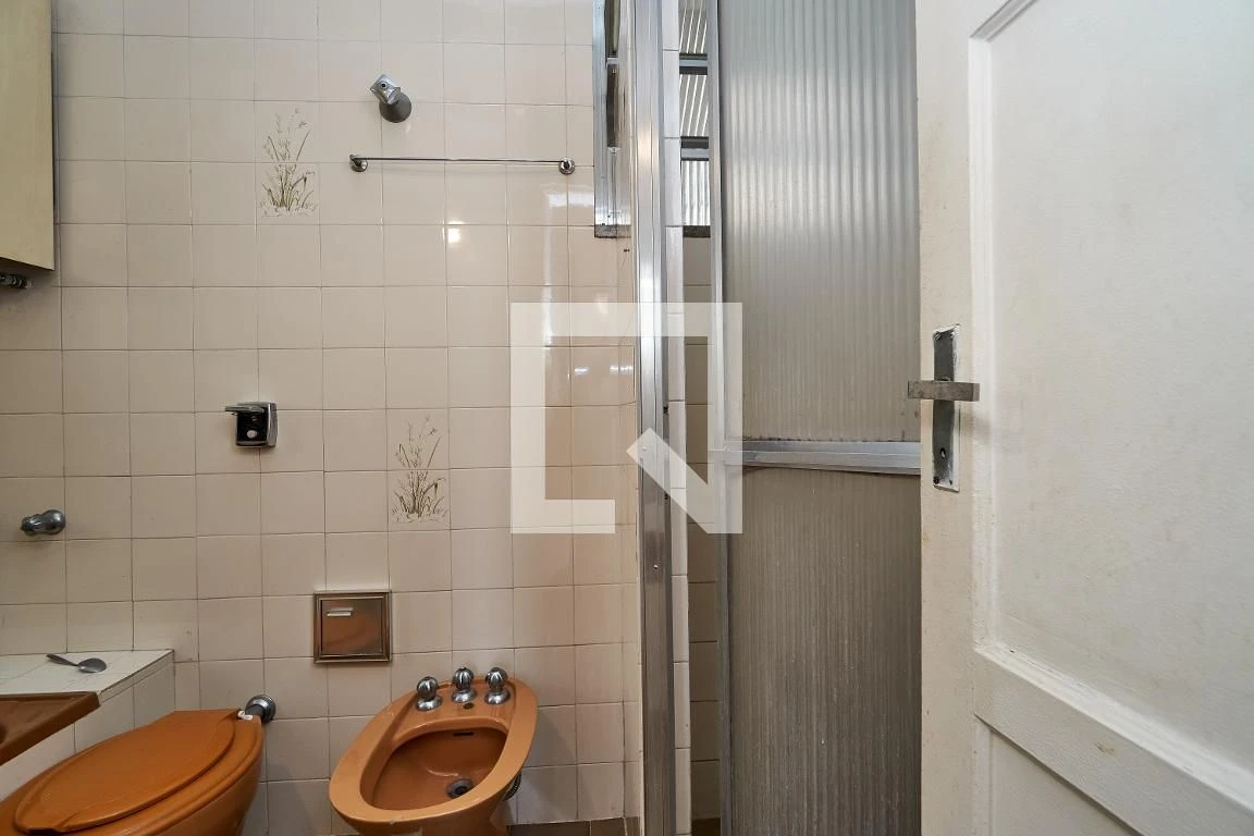 2-bedroom apartment with a bathtub — photo 16