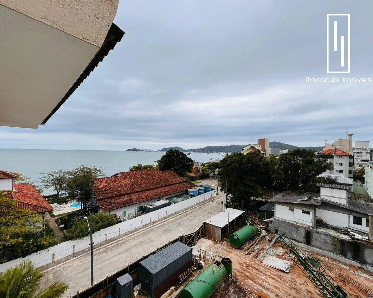 Balcony with a grill in a 2-bedroom apartment, 128 m² — photo 20