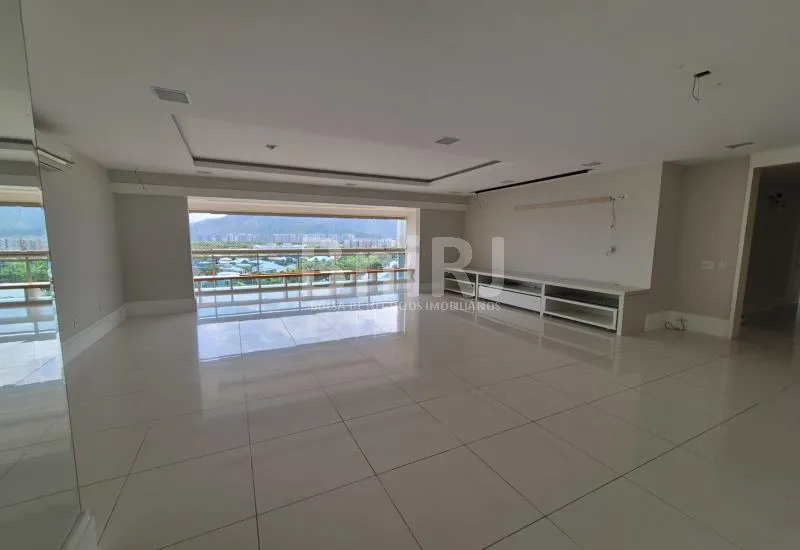 Apartment with 4 bedrooms and a glass balcony — photo 3