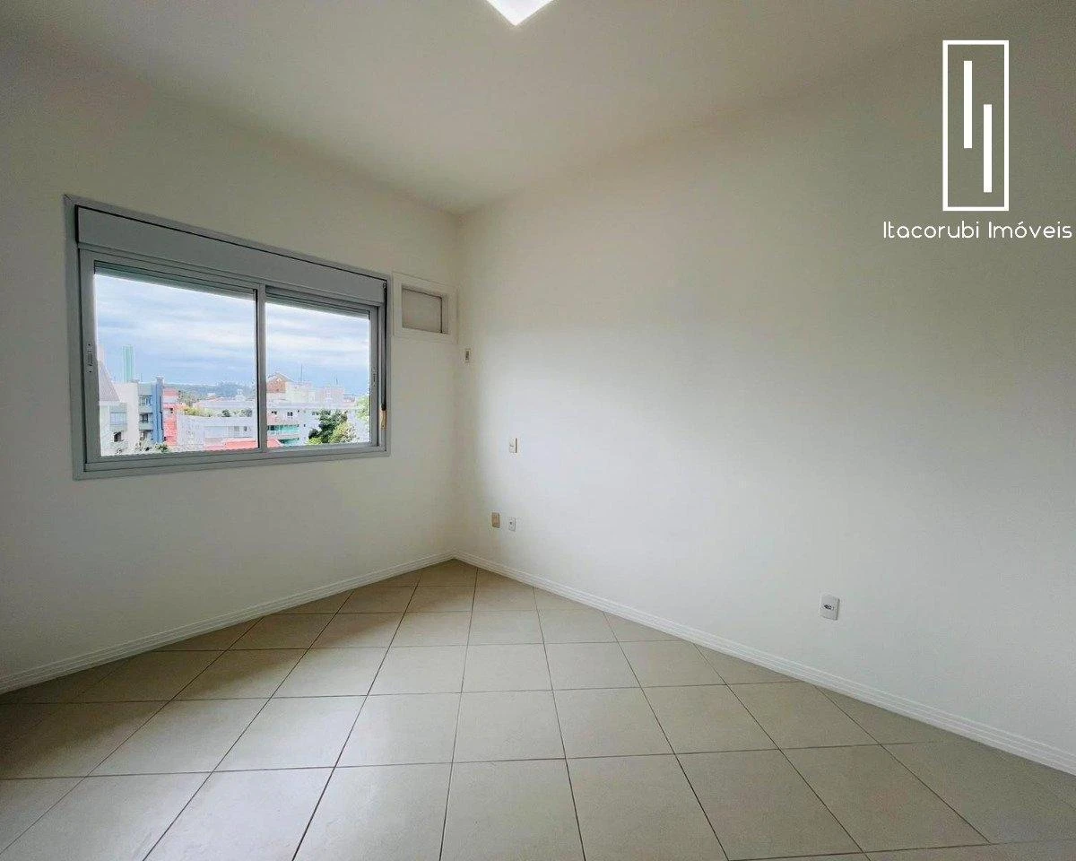 Balcony with a grill in a 2-bedroom apartment, 128 m² — photo 12