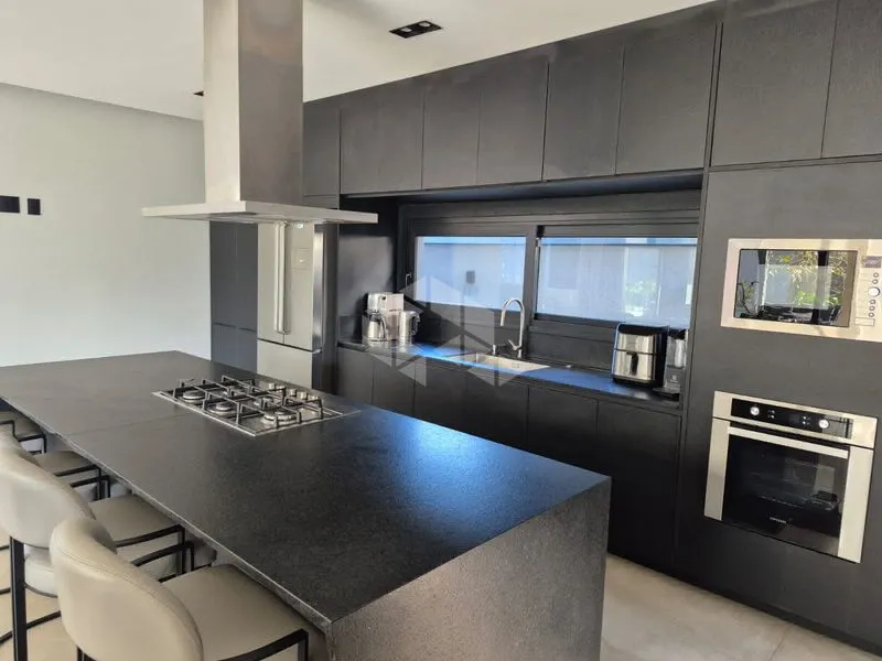 Casa con 5 suites, jardín privado y 513 m²