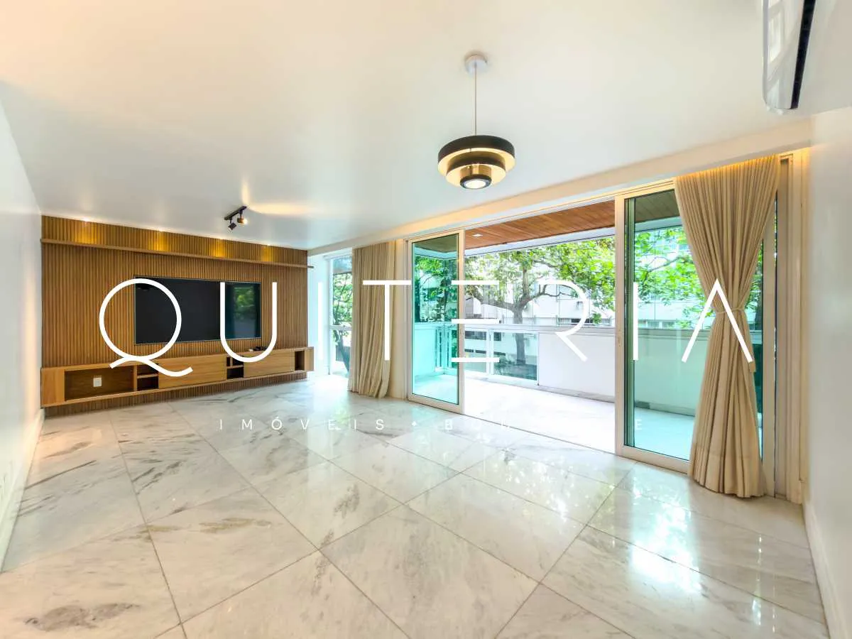 136 m² apartment with floor-to-ceiling windows and a bathtub