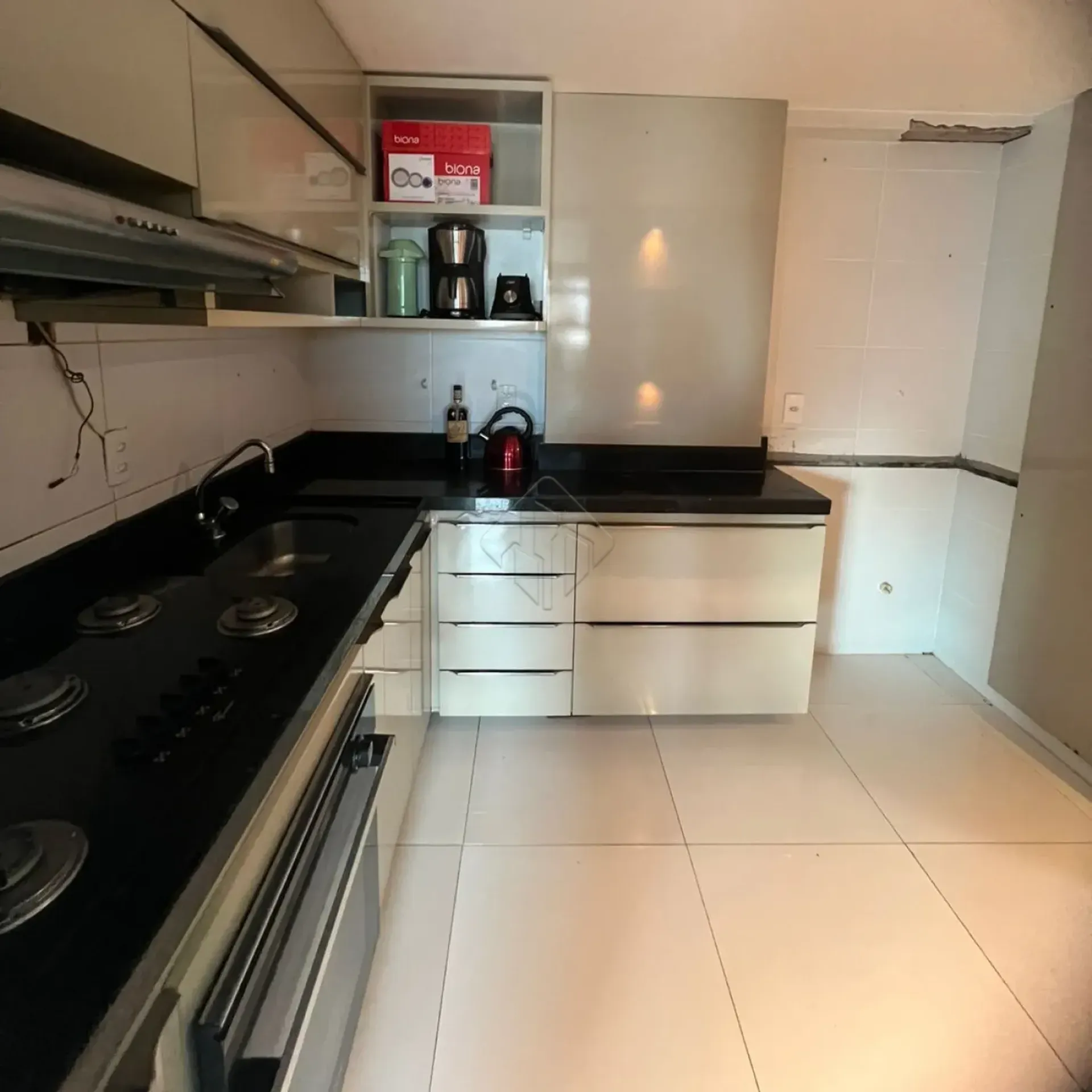 Apartamento mobiliado de 2 quartos com suíte e vaga