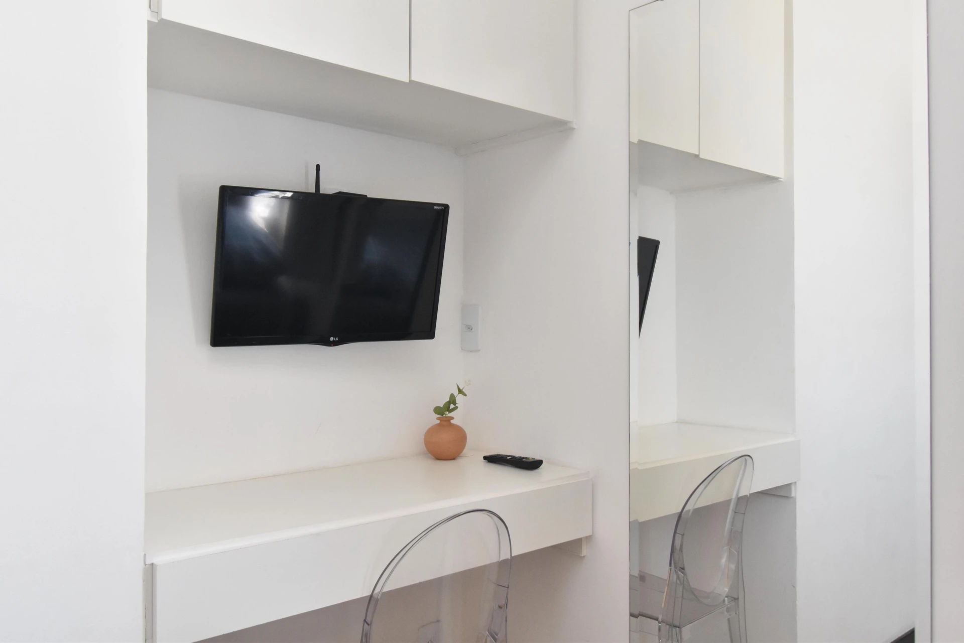 Furnished studio with 1 bedroom and 1 bathroom — photo 9