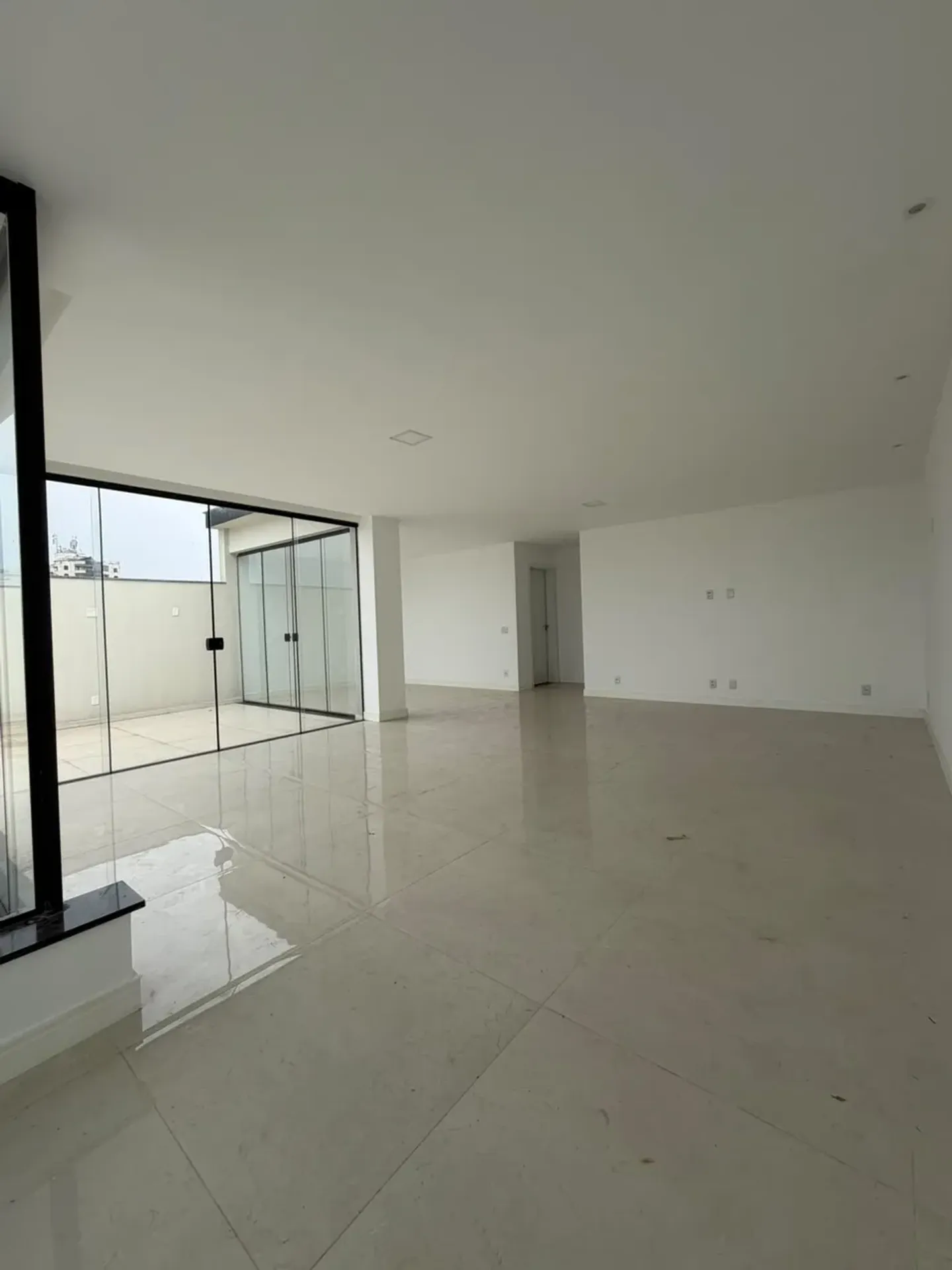 House, 370 m², with floor-to-ceiling windows — photo 22