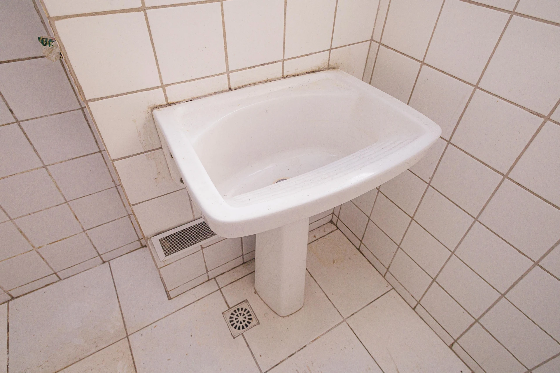 Unfurnished 2-bedroom apartment with 1 bathroom and parking — photo 22