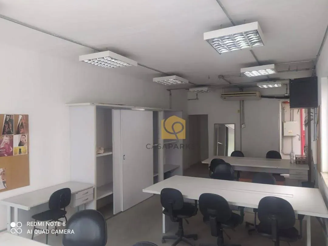 Casa com 2 dormitórios e piso de madeira na sala — photo 6