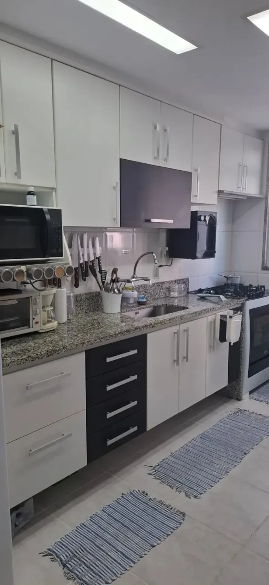 Apartamento no 1º andar com varanda envidraçada