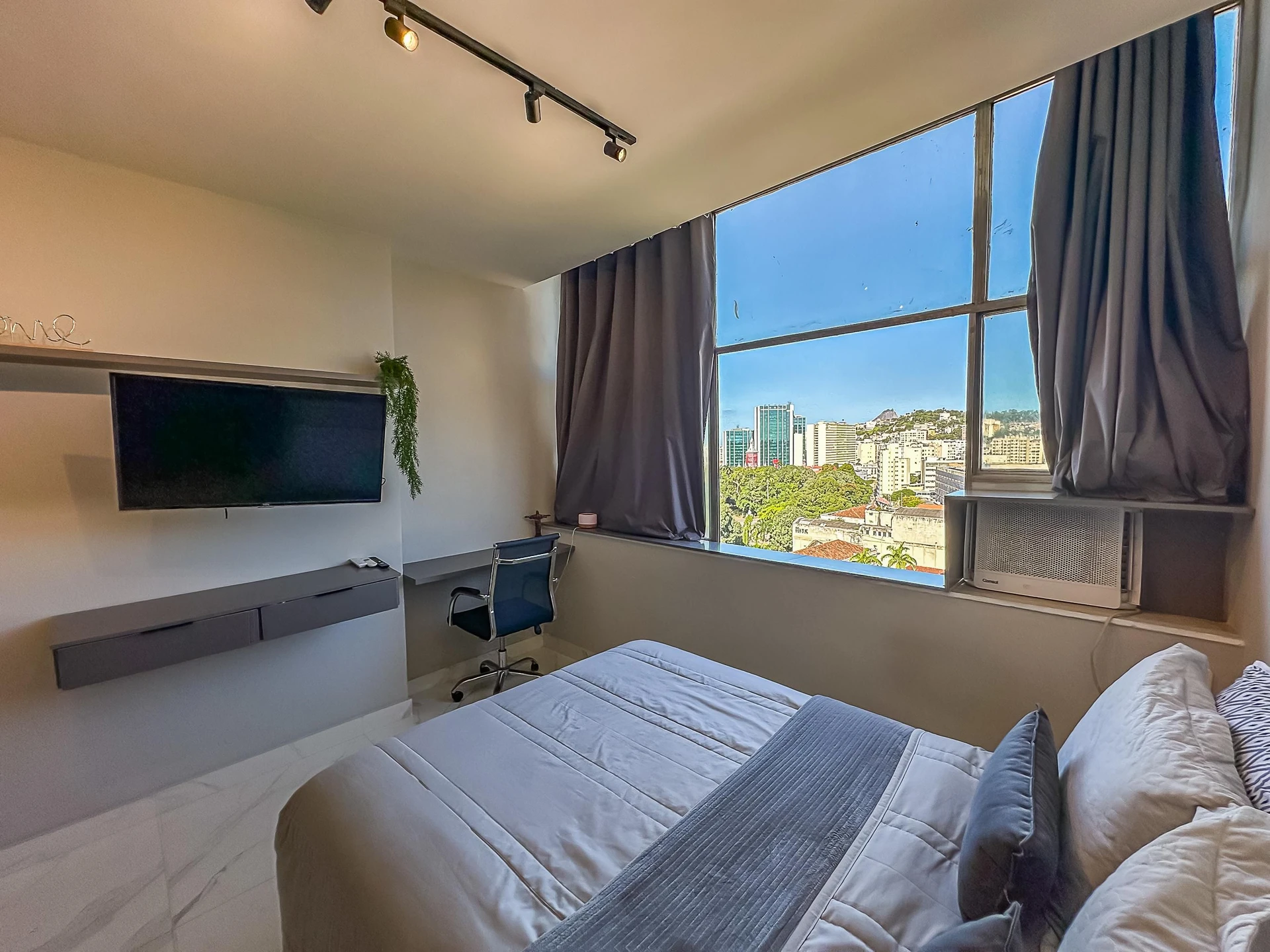 Furnished studio with 1 bedroom and 1 bathroom — photo 3