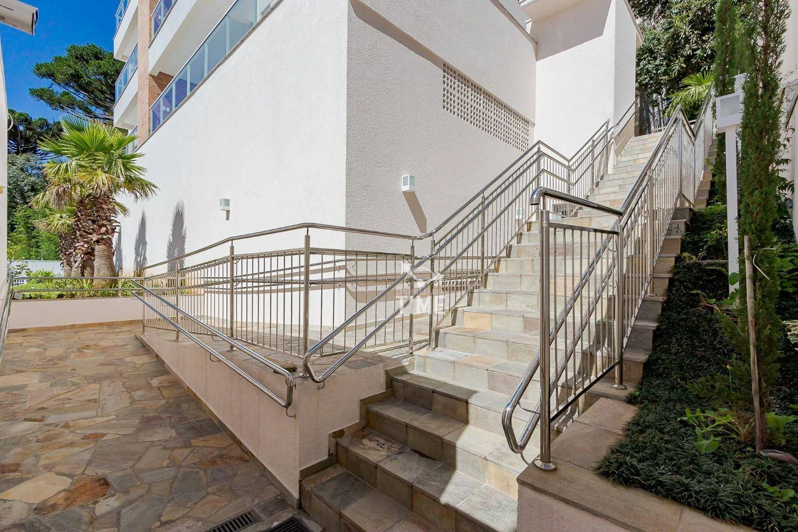 Balcony with a grill in a 3-bedroom apartment, 107 m² — photo 54