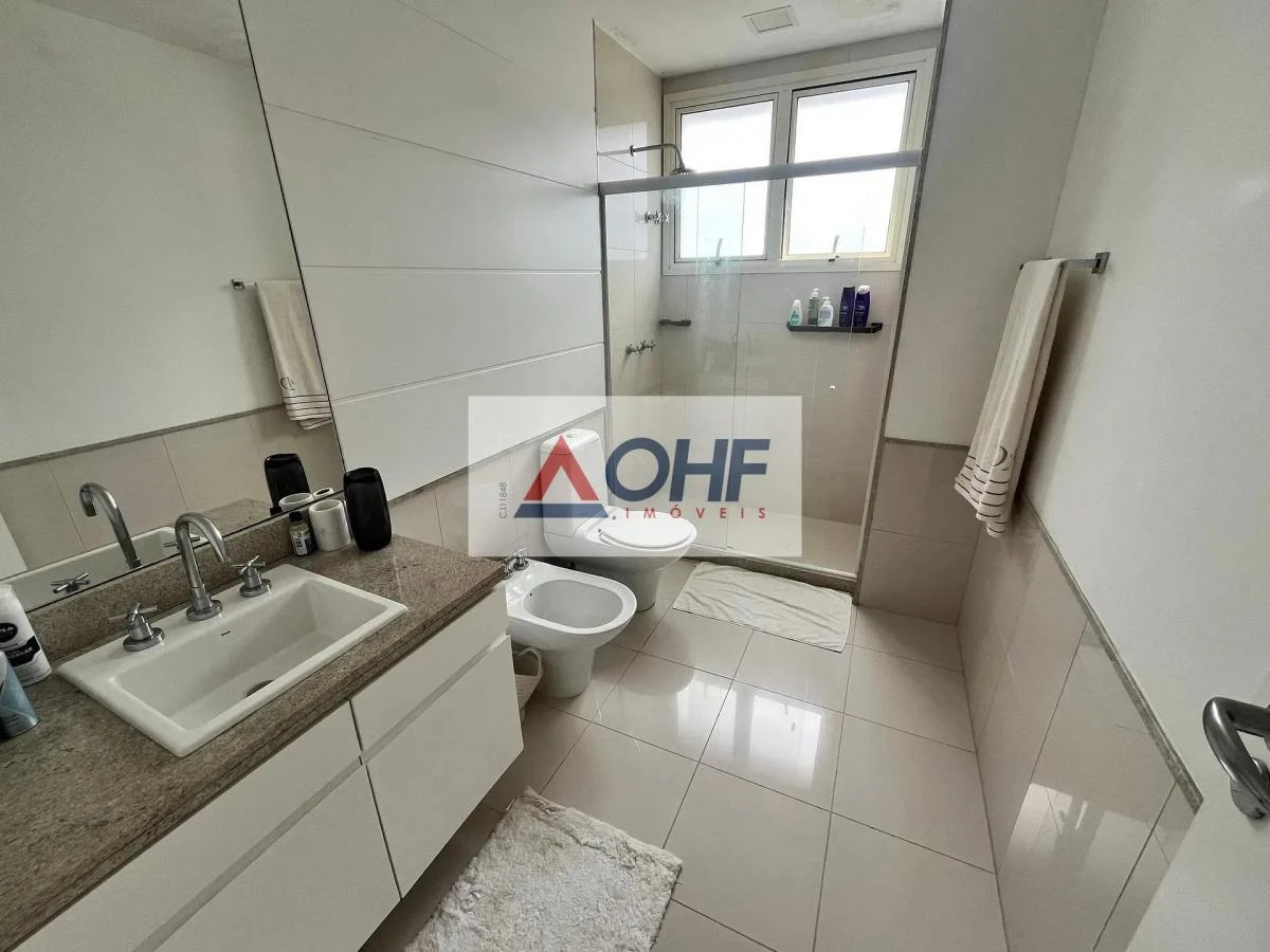 Bathtub in a 5-bedroom apartment, 555 m² — photo 32