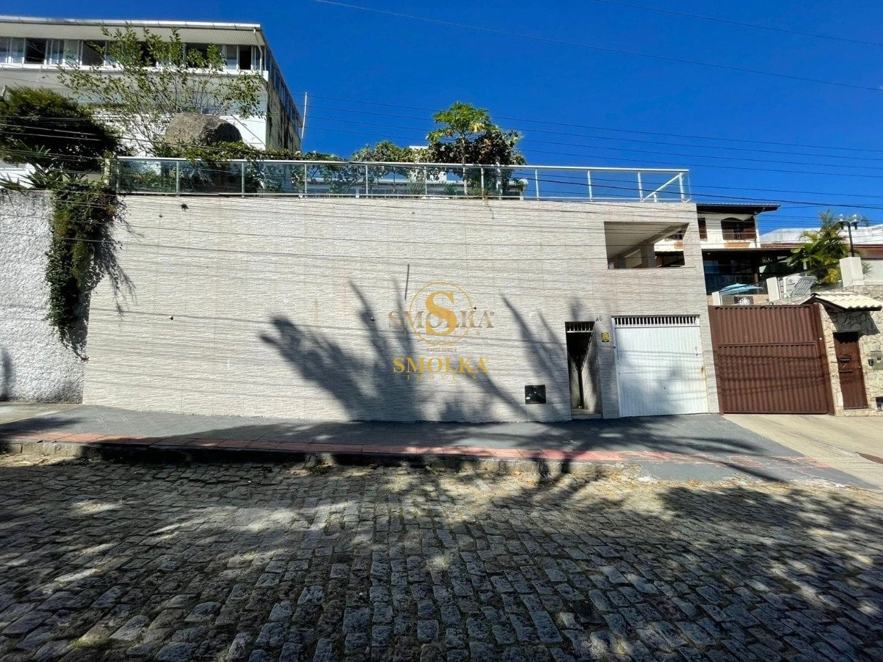 Casa com 5 quartos e 2 suítes, jardim e piscina