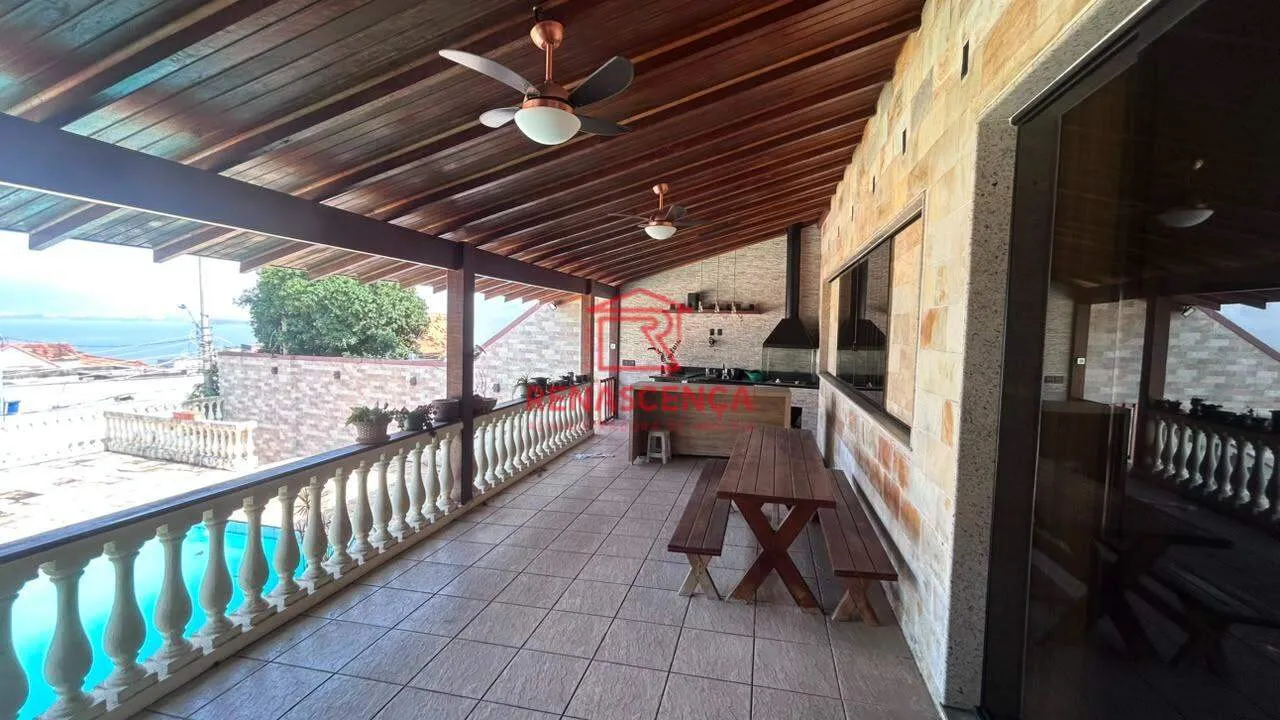 Casa com 4 quartos e 5 banheiros com 3 vagas