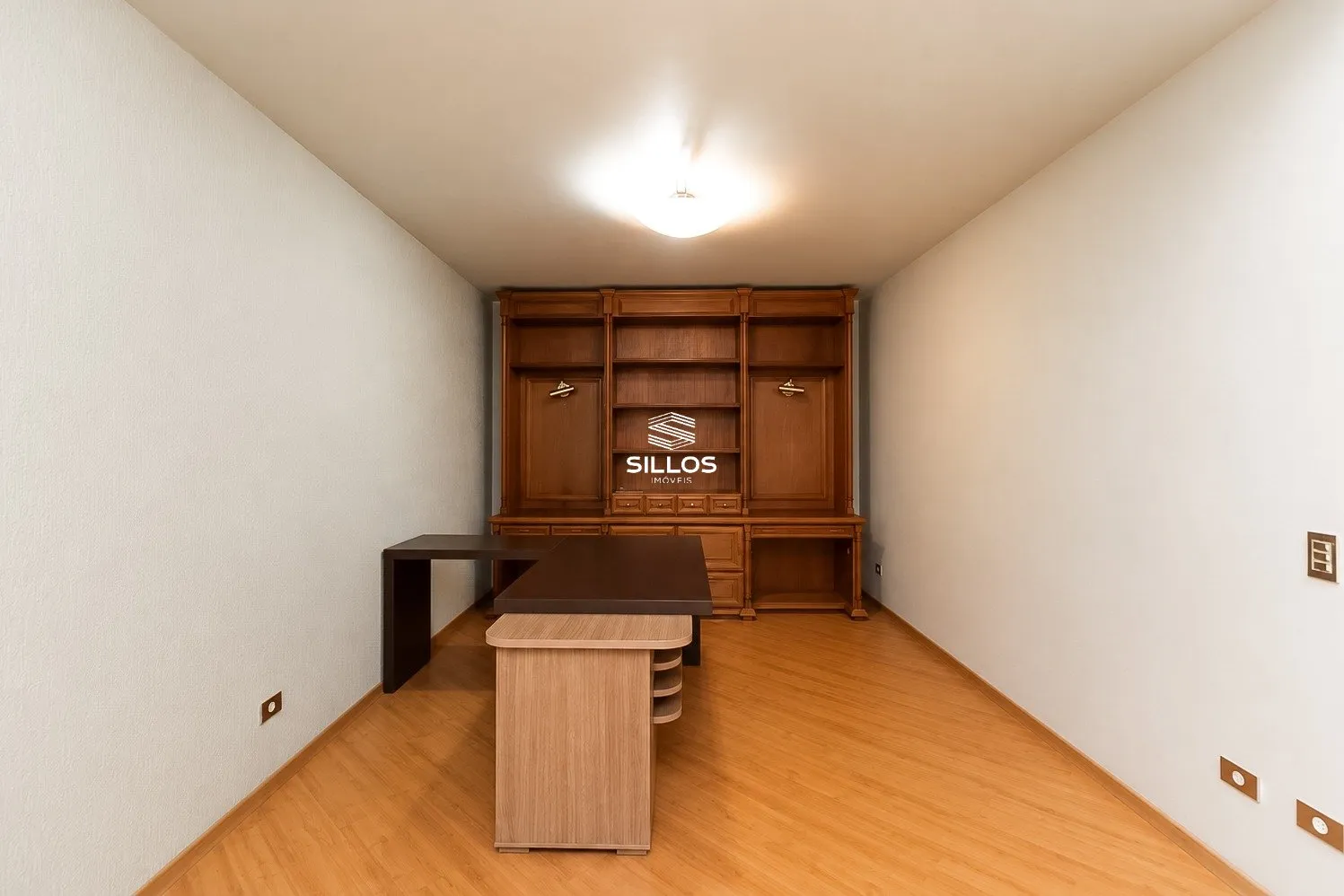 4-bedroom house with a fireplace — photo 37