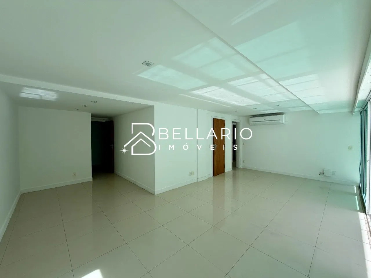 4-bedroom apartment with 5 bathrooms and glass balcony — photo 9