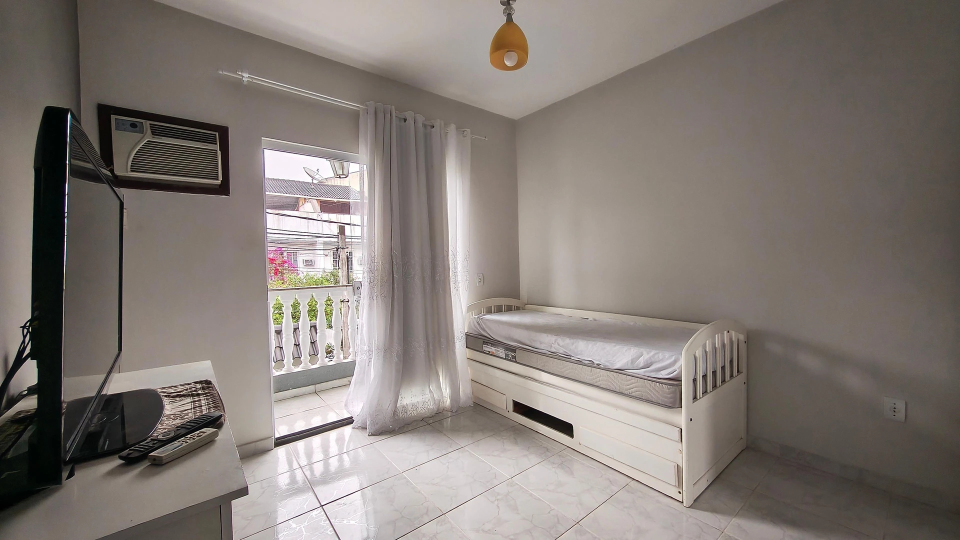 Casa con 4 dormitorios, 3 baños y jardín privado — photo 4