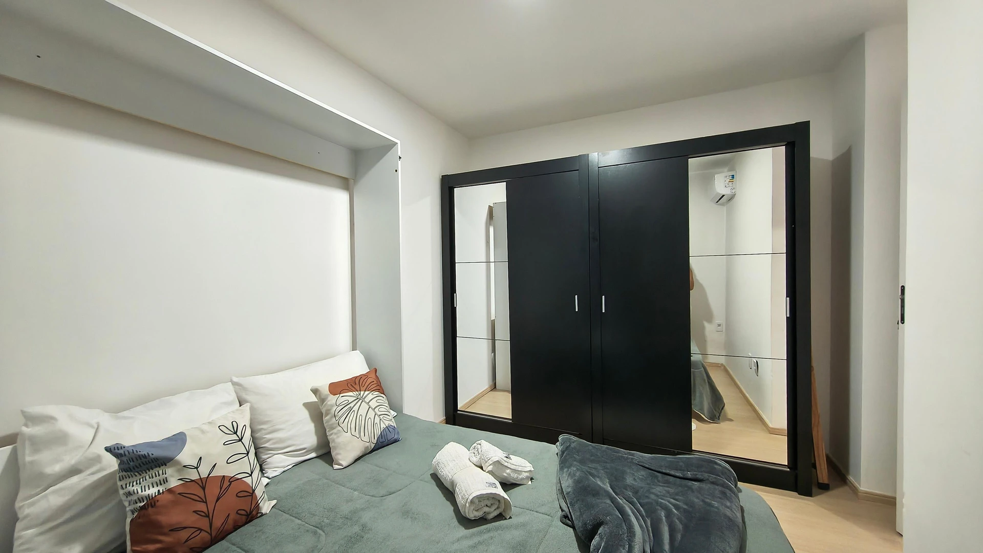 2-bedroom apartment with a mountain view — photo 6