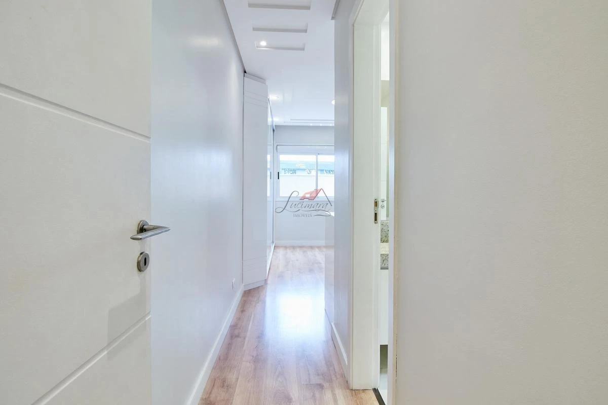 Balcony with a grill in a 2-bedroom apartment, 129 m² — photo 29