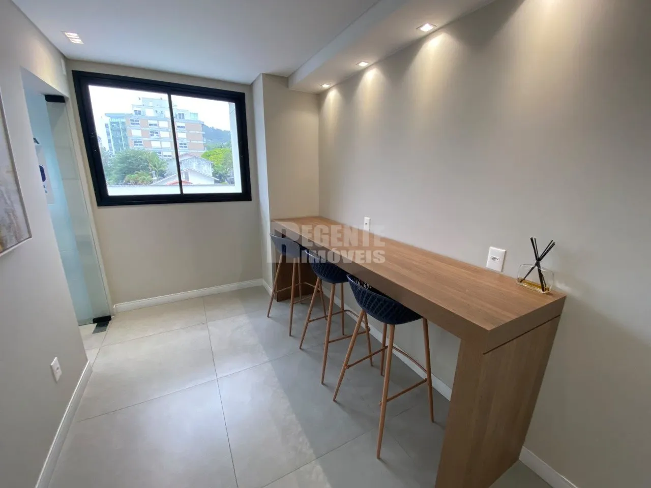 One-bedroom apartment in a building with a gym — photo 16