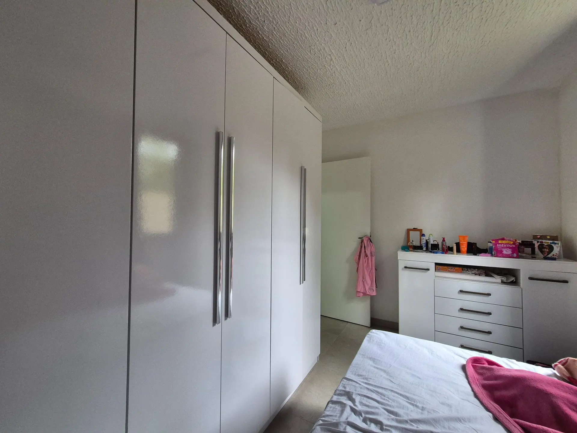 Furnished 2-bedroom apartment with open-plan kitchen — photo 11