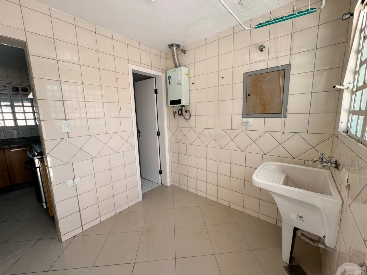 Bathtub in a 4-bedroom house, 195 m² — photo 26