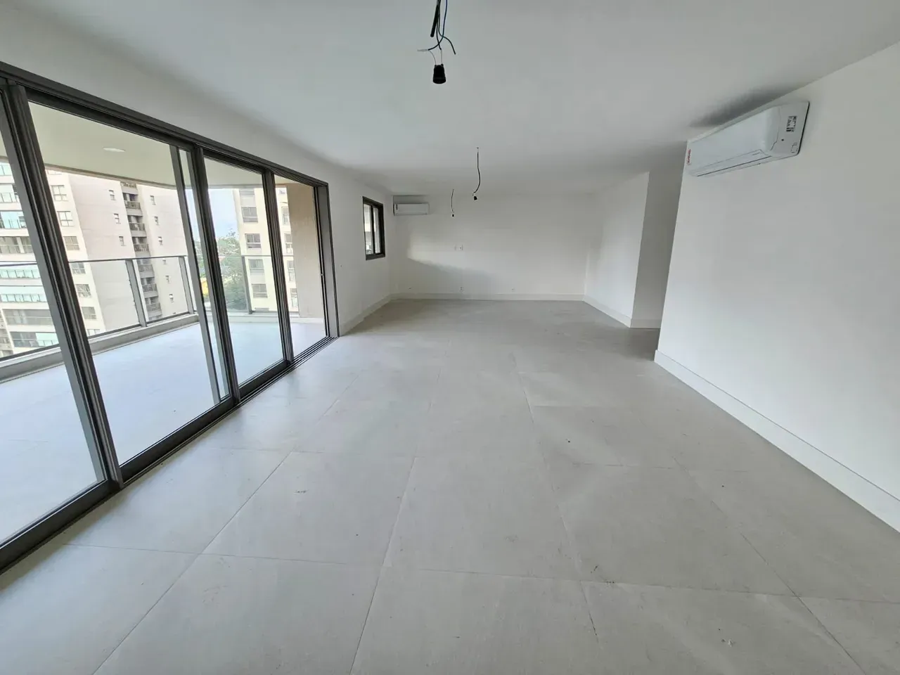 Unfurnished apartment with 3 bedrooms and 5 bathrooms — photo 12