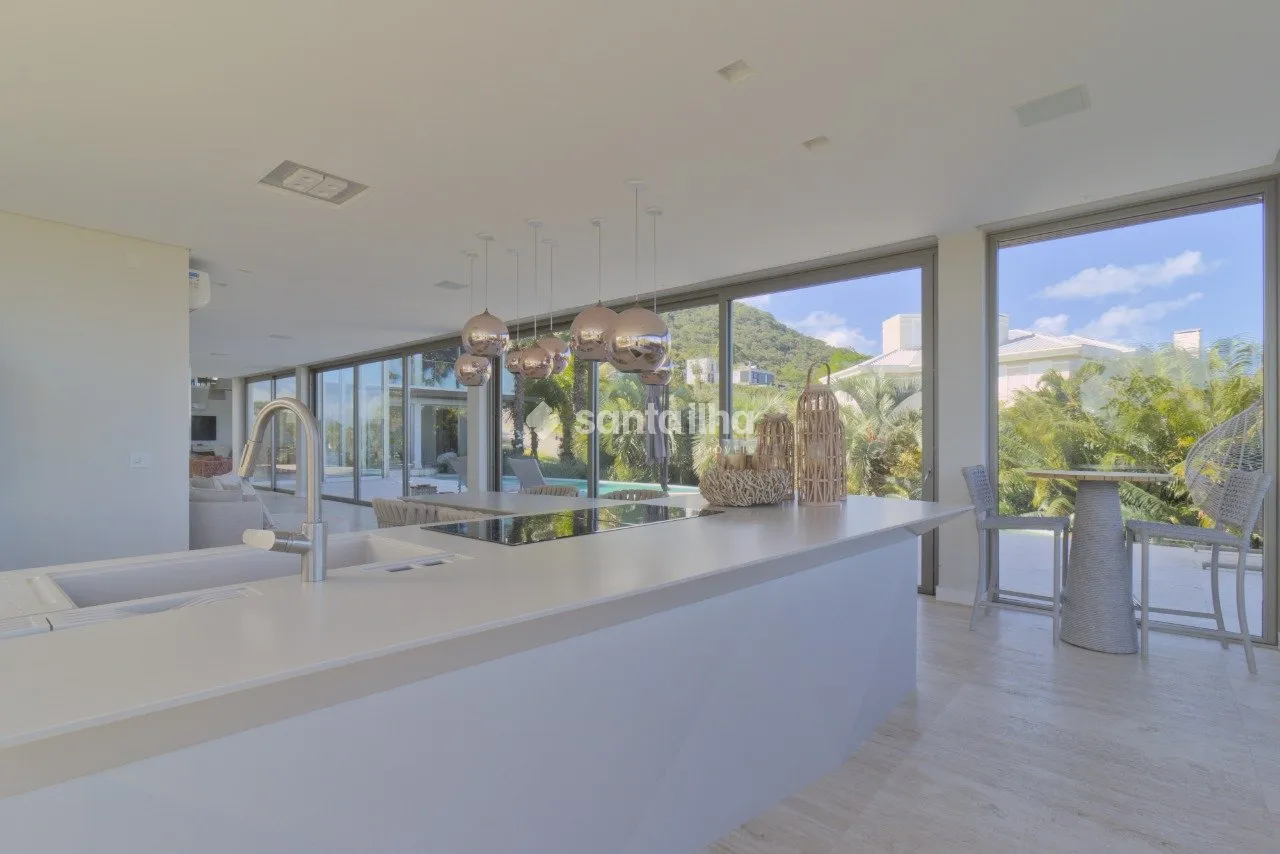 House with 6 en-suite bedrooms and 8 bathrooms, 1350 m² — photo 41