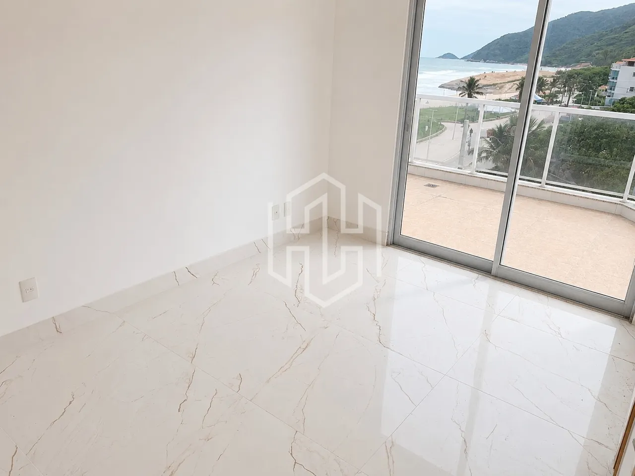 Penthouse with 3 suites and water-facing windows — photo 2
