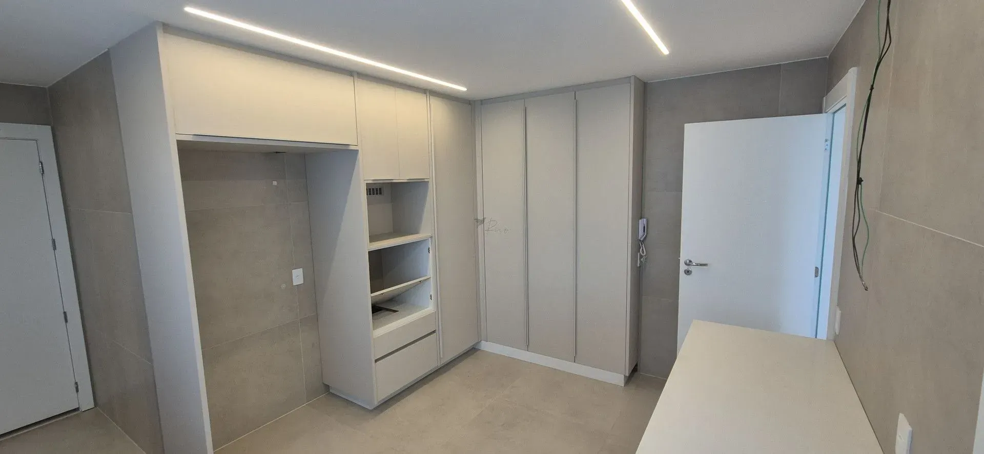Unfurnished 4-bedroom apartment with closed kitchen — photo 10