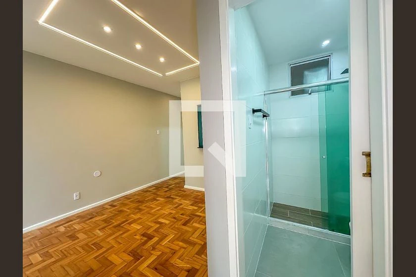 One-bedroom apartment with wood or laminate floors — photo 6