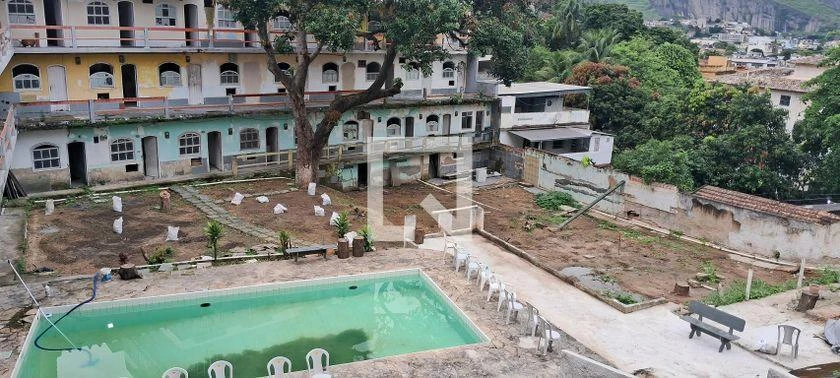 One-bedroom apartment in a building with a pool — photo 3