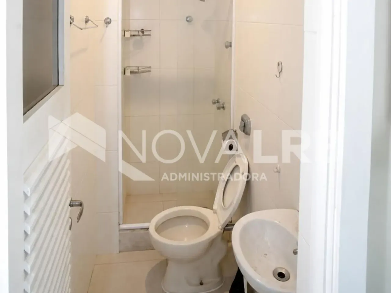 4-bedroom apartment with enclosed glass balcony — photo 65