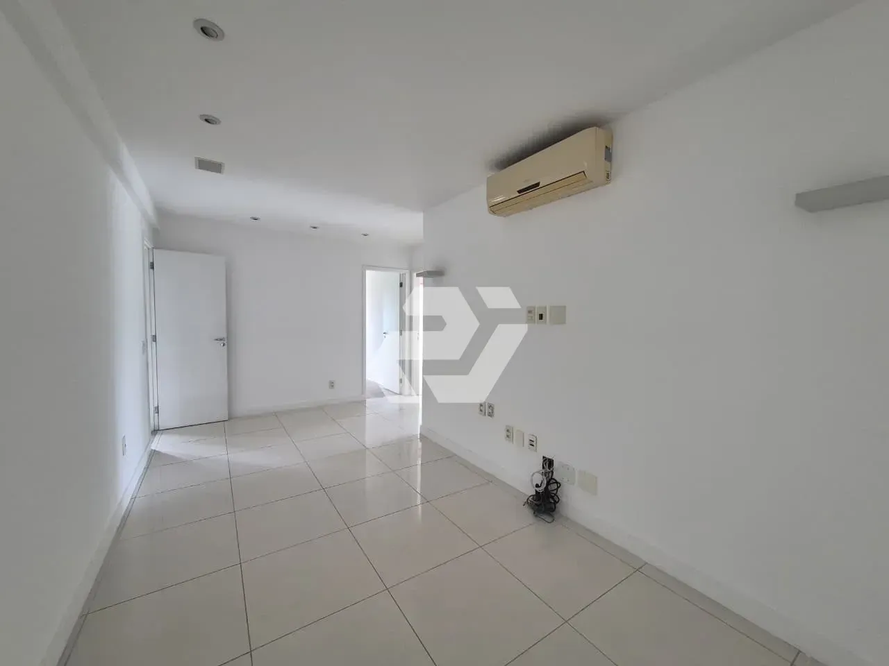 4-bedroom apartment with an enclosed glass balcony — photo 12