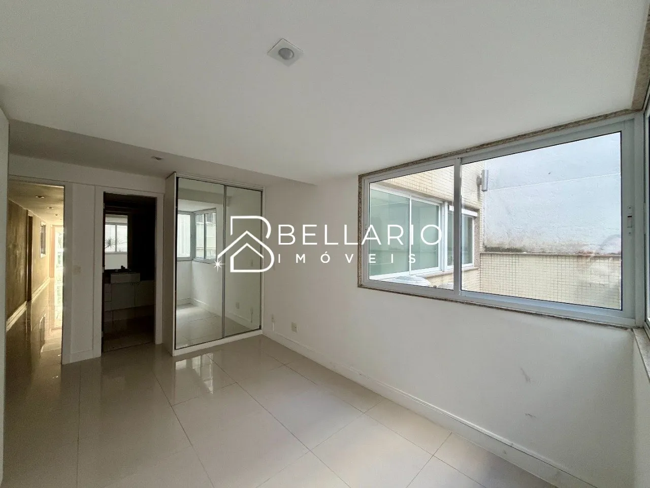 4-bedroom apartment with 5 bathrooms and glass balcony — photo 13